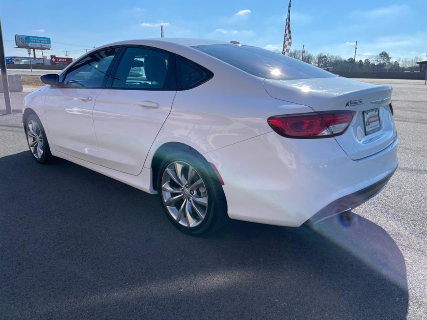 2015 White Chrysler 200 (1C3CCCBB6FN) with an 4-Cyl, MultiAir, 2.4L engine, Automatic, 9-Spd transmission, located at 8008 Warden Rd, Sherwood, AR, 72120, (501) 801-6100, 34.830078, -92.186684 - Photo#5